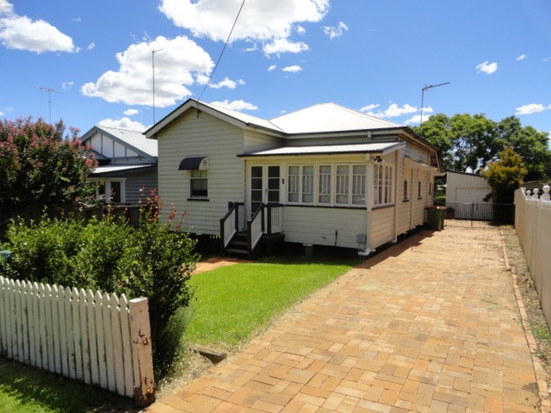 3 Trevethan Street, Mount Lofty QLD 4350