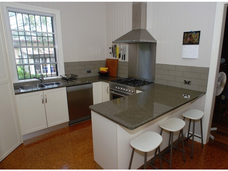 2 Wonderley Street, Mount Lofty QLD 4350