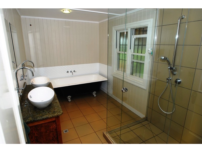 2 Wonderley Street, Mount Lofty QLD 4350