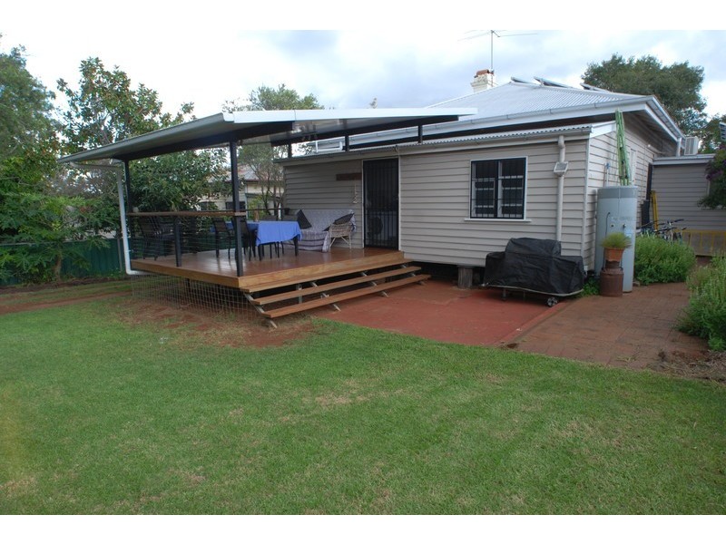 2 Wonderley Street, Mount Lofty QLD 4350