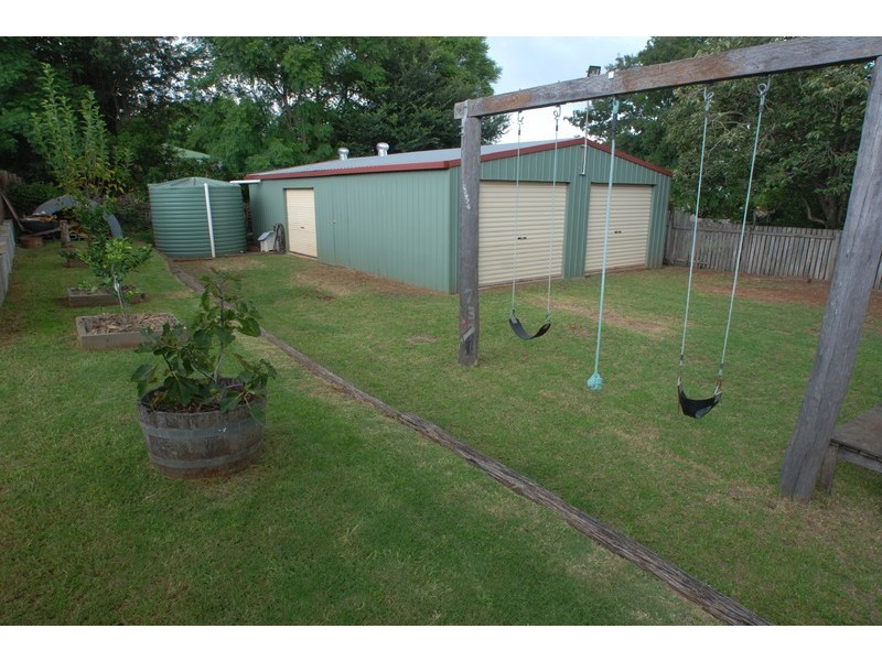 2 Wonderley Street, Mount Lofty QLD 4350