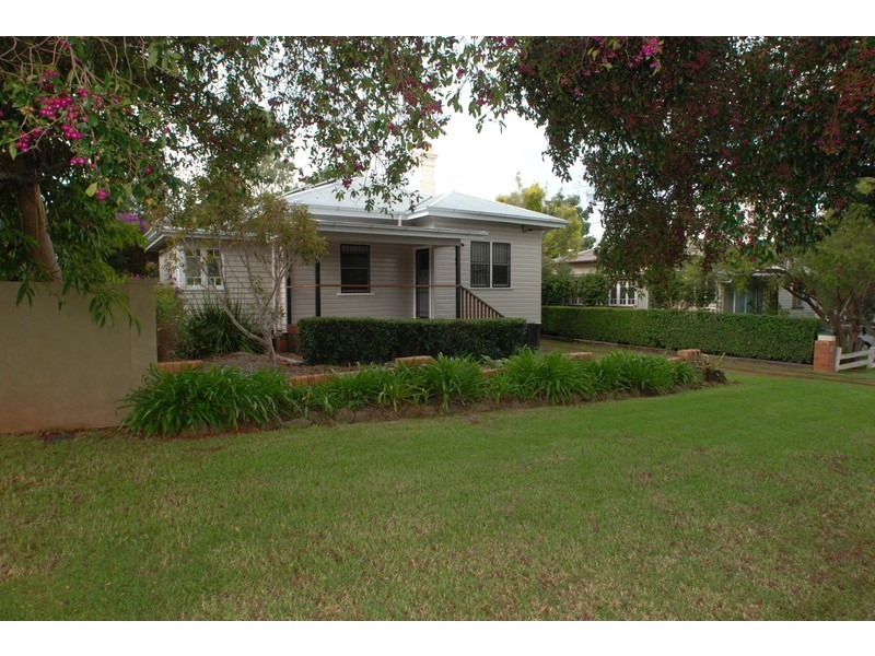 2 Wonderley Street, Mount Lofty QLD 4350