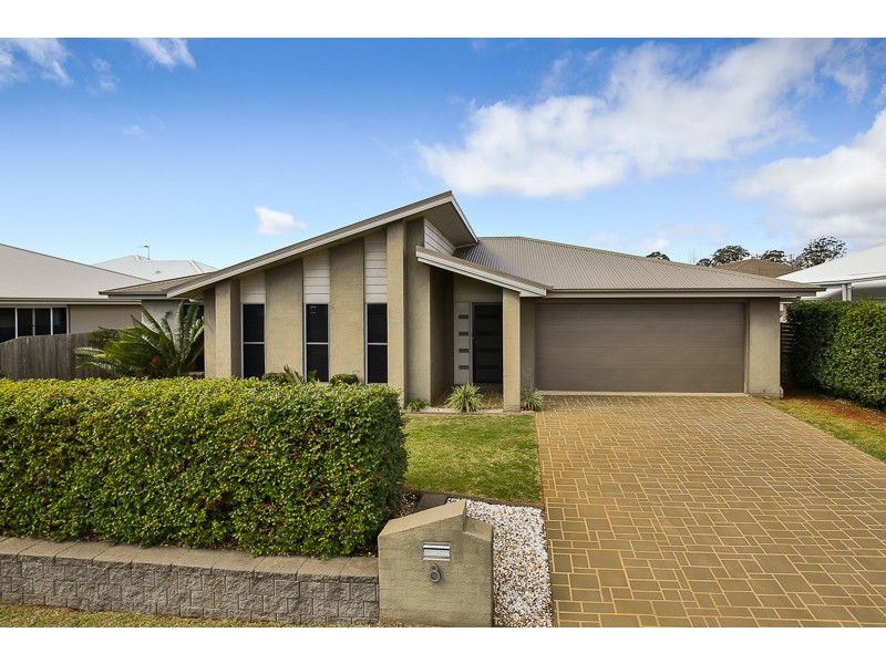 8 Fallon Drive, Middle Ridge QLD 4350