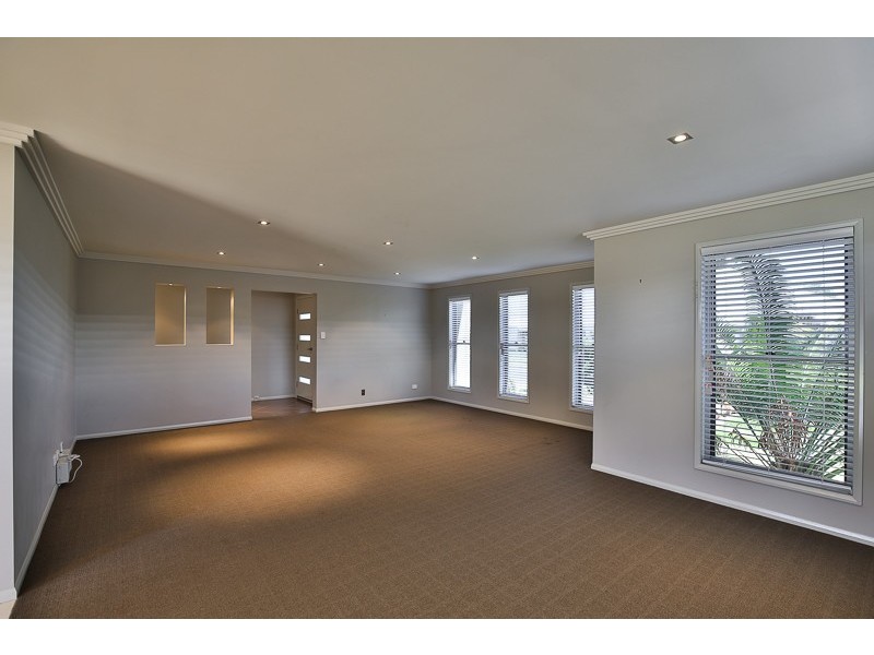 8 Fallon Drive, Middle Ridge QLD 4350