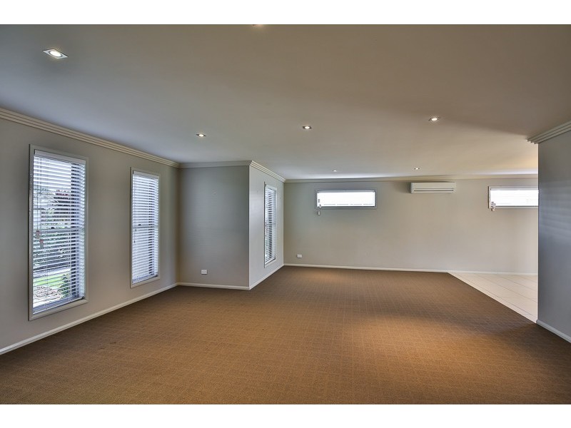 8 Fallon Drive, Middle Ridge QLD 4350