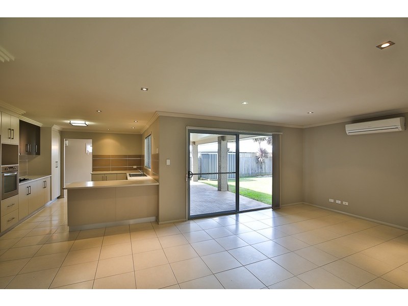 8 Fallon Drive, Middle Ridge QLD 4350