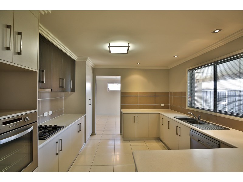 8 Fallon Drive, Middle Ridge QLD 4350