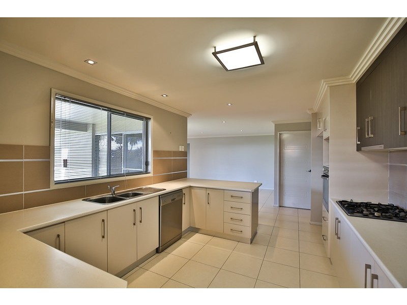 8 Fallon Drive, Middle Ridge QLD 4350