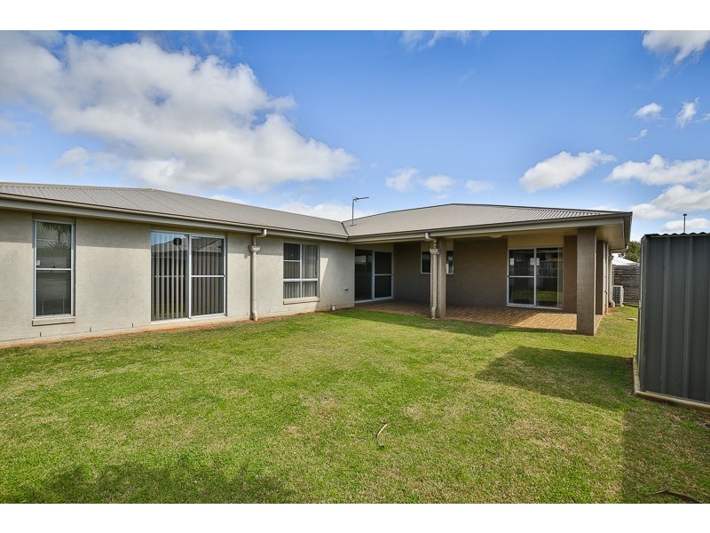 8 Fallon Drive, Middle Ridge QLD 4350