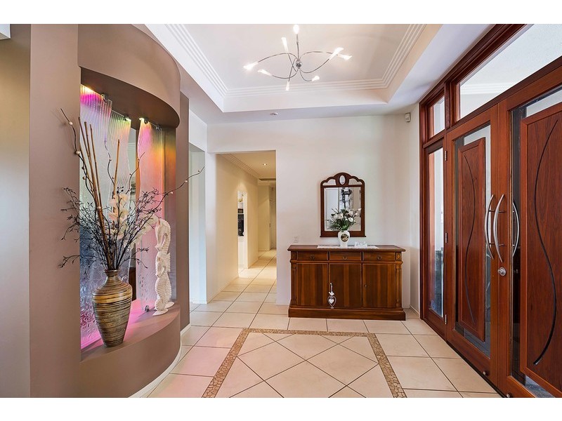 2 Mackenzie Street, Mount Lofty QLD 4350