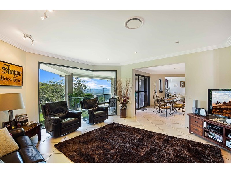 2 Mackenzie Street, Mount Lofty QLD 4350