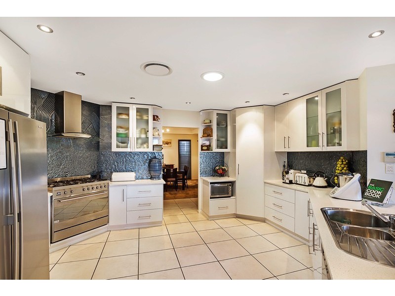 2 Mackenzie Street, Mount Lofty QLD 4350