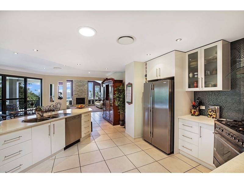 2 Mackenzie Street, Mount Lofty QLD 4350