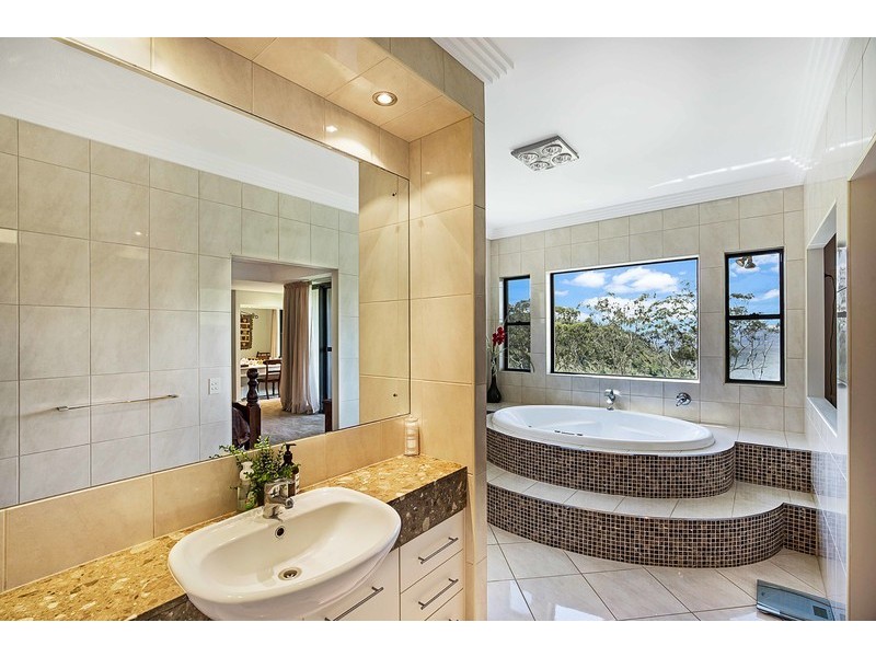 2 Mackenzie Street, Mount Lofty QLD 4350