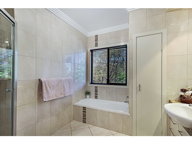 2 Mackenzie Street, Mount Lofty QLD 4350