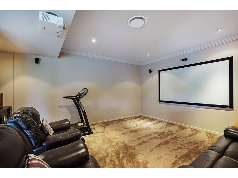 2 Mackenzie Street, Mount Lofty QLD 4350