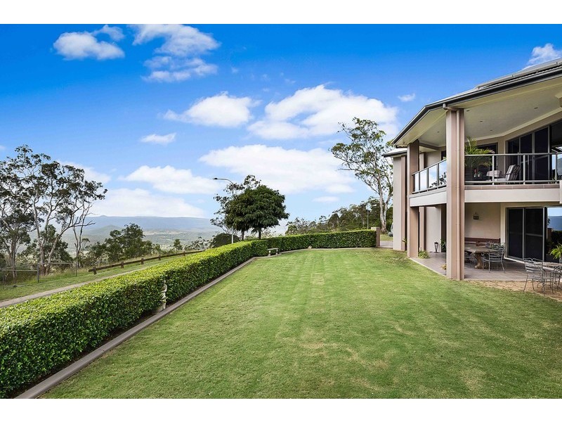 2 Mackenzie Street, Mount Lofty QLD 4350