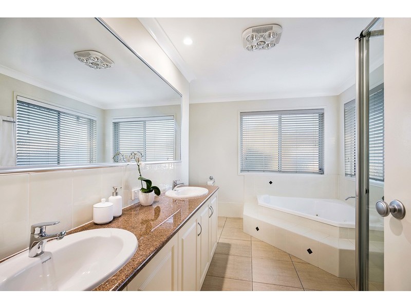 30 Banksdale Drive, Middle Ridge QLD 4350