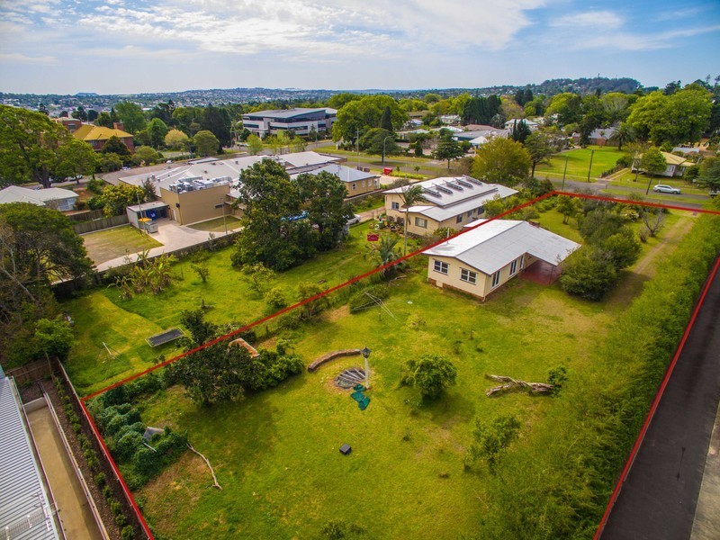 8 Scott Street, East Toowoomba QLD 4350