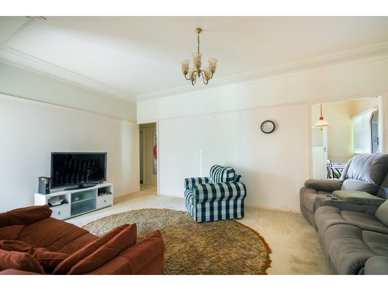 2 Henderson Street, Newtown QLD 4350