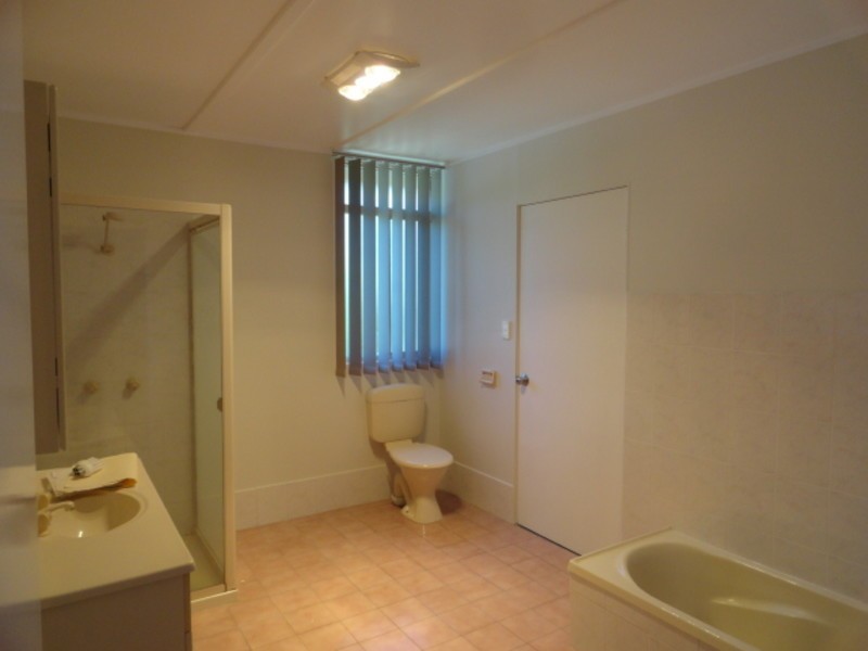 6 Mackenzie Street, Mount Lofty QLD 4350