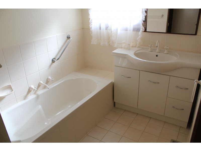 27 Freeman Crescent, Mill Park VIC 3082