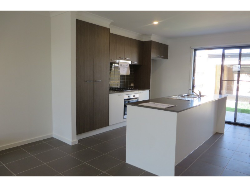 46 Oscar Circuit, Roxburgh Park VIC 3064