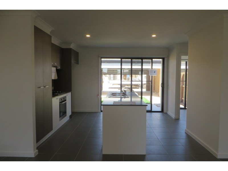 46 Oscar Circuit, Roxburgh Park VIC 3064