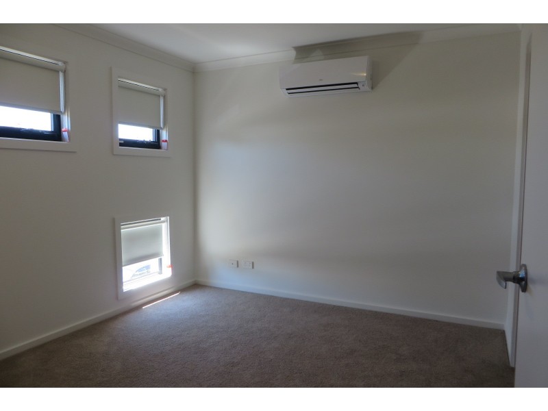 46 Oscar Circuit, Roxburgh Park VIC 3064