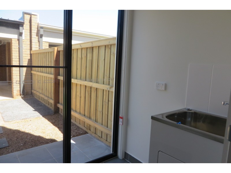 46 Oscar Circuit, Roxburgh Park VIC 3064