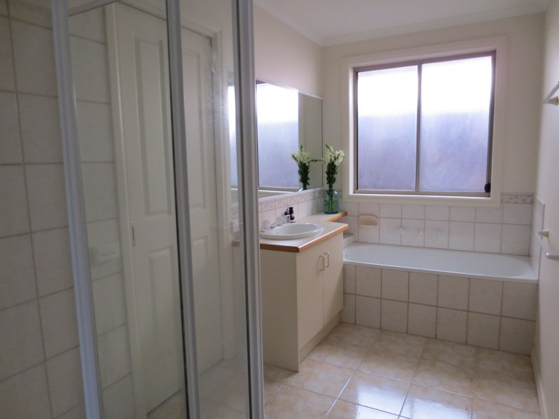 4 Bentley Way, Mill Park VIC 3082