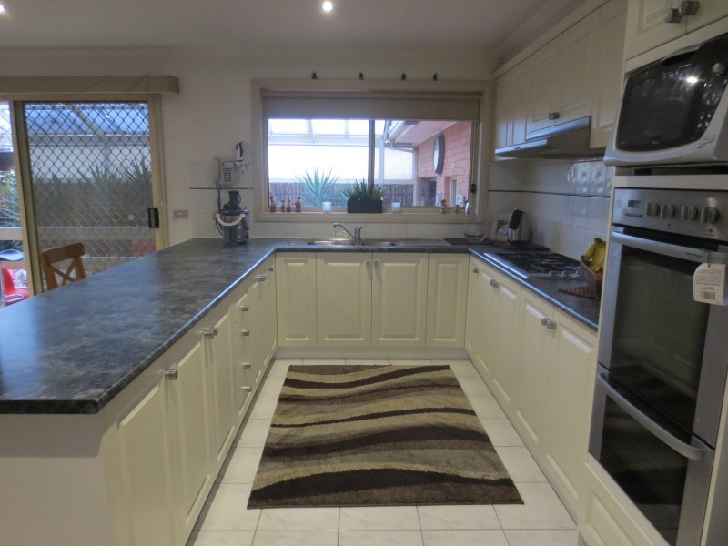 6 Bentley Way, Mill Park VIC 3082