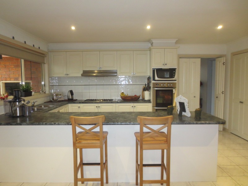 6 Bentley Way, Mill Park VIC 3082