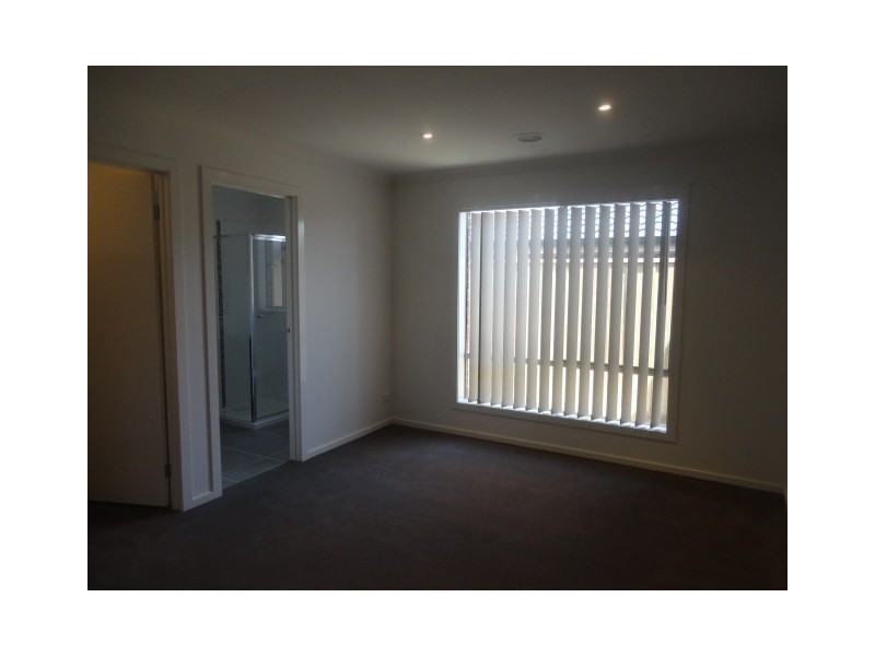 18 Sandover Street, Doreen VIC 3754