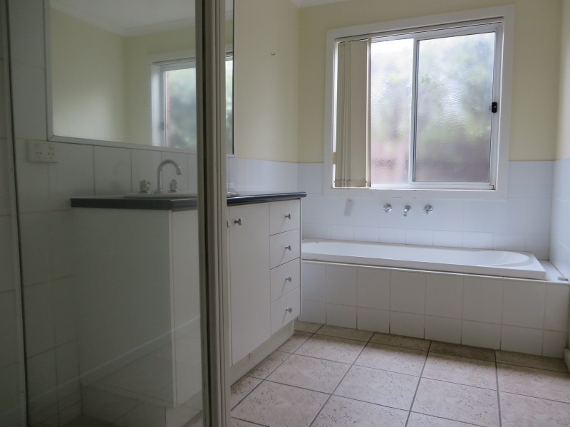 2/73 Woolnough Drive, Mill Park VIC 3082