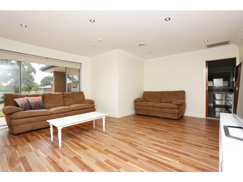 1 Redfield Court, Mill Park VIC 3082