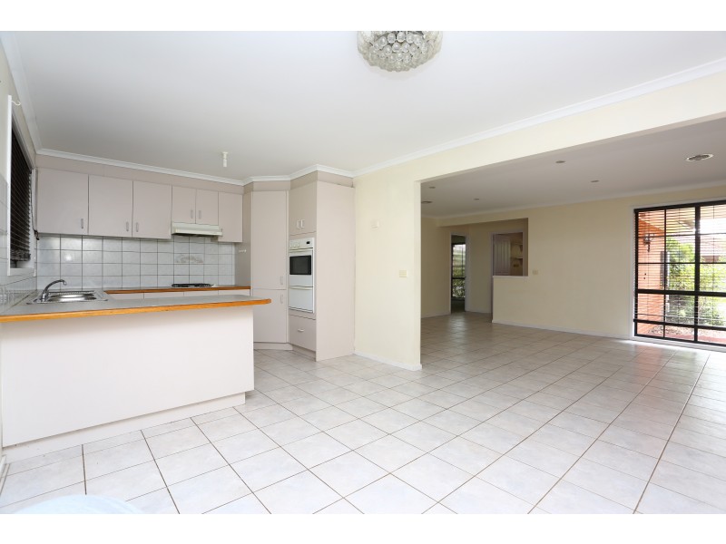 8 De Castella Close, Mill Park VIC 3082