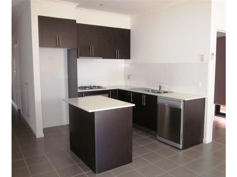 8 Dolphin Drive, South Morang VIC 3752