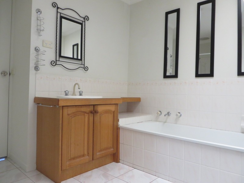 2 Bradley Drive, Mill Park VIC 3082