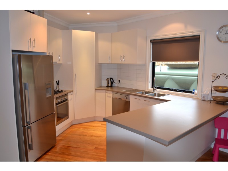 2/5 Windeatt Close, Mill Park VIC 3082