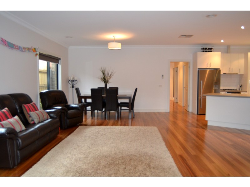 2/5 Windeatt Close, Mill Park VIC 3082