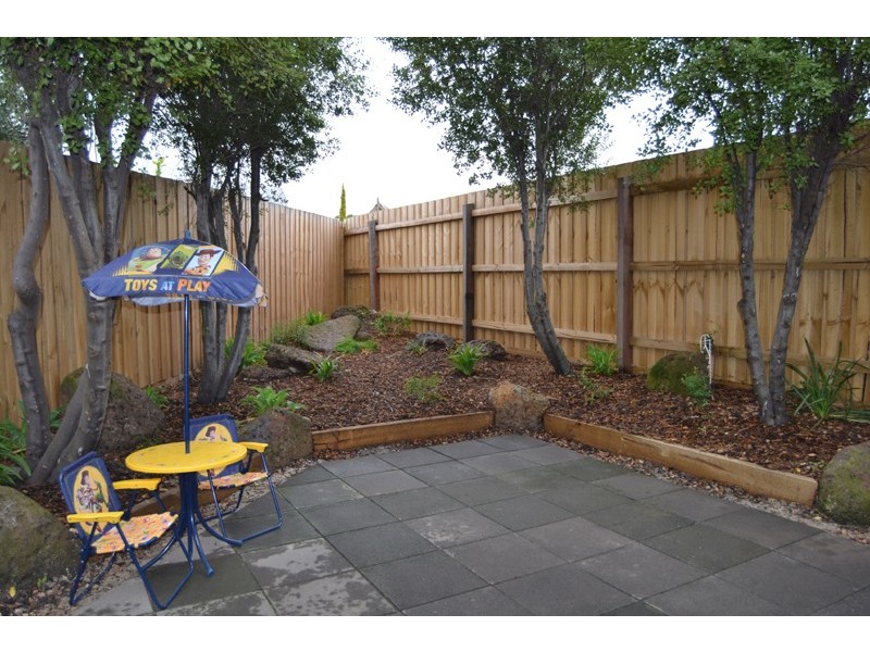 2/5 Windeatt Close, Mill Park VIC 3082