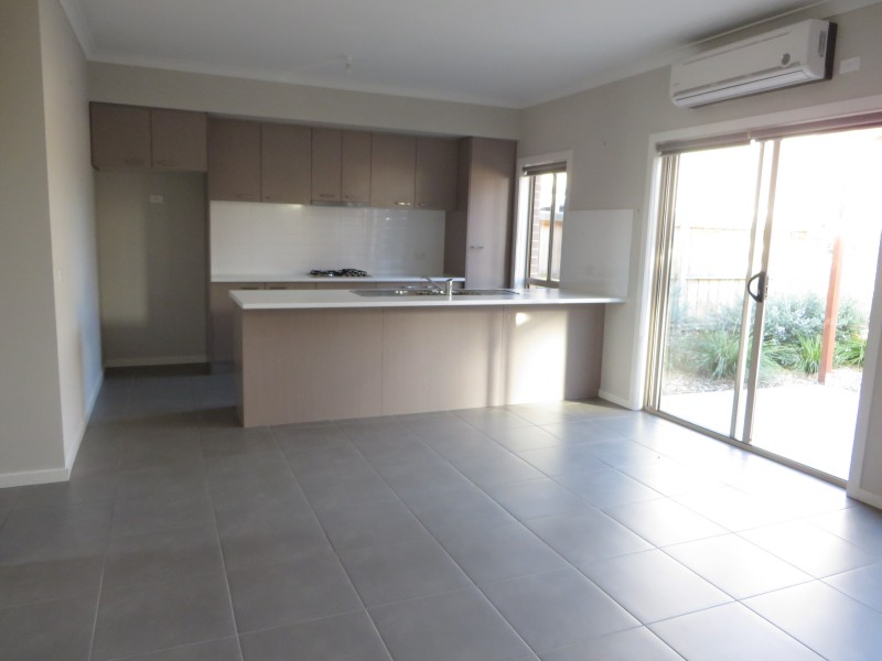 8 Pittard Walk, Epping VIC 3076