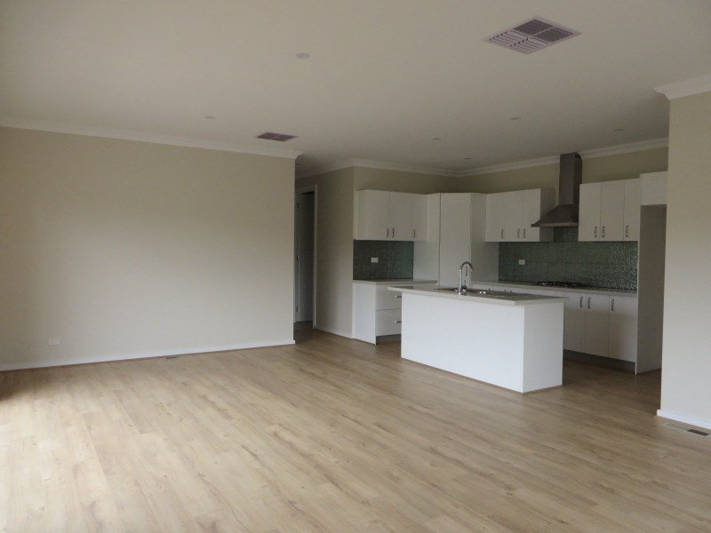 2/2 Woolnough Drive, Epping VIC 3076