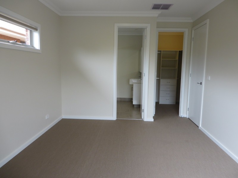 2/2 Woolnough Drive, Epping VIC 3076