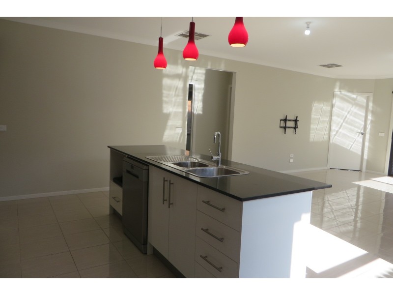 10 Dibella Street, Doreen VIC 3754