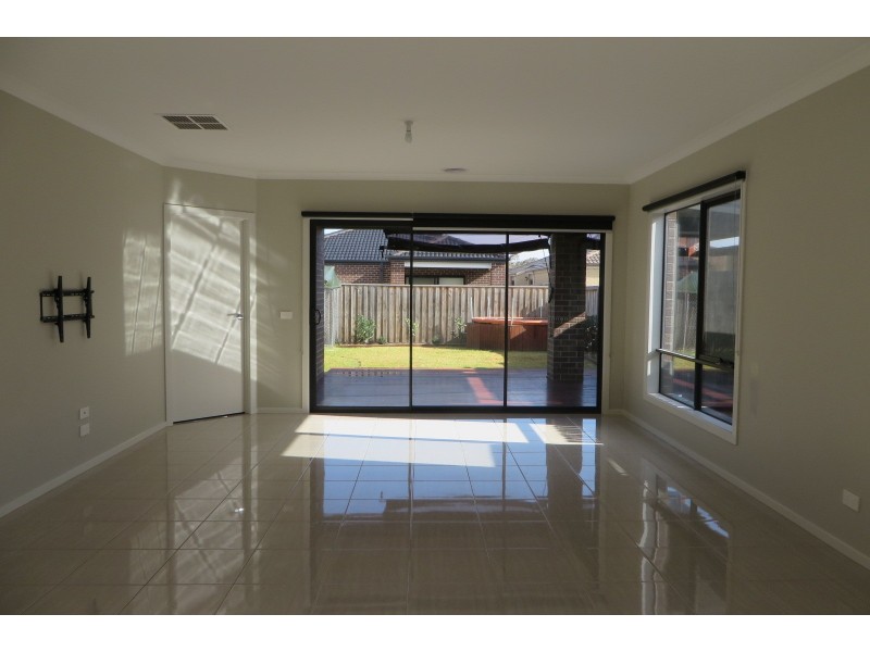 10 Dibella Street, Doreen VIC 3754