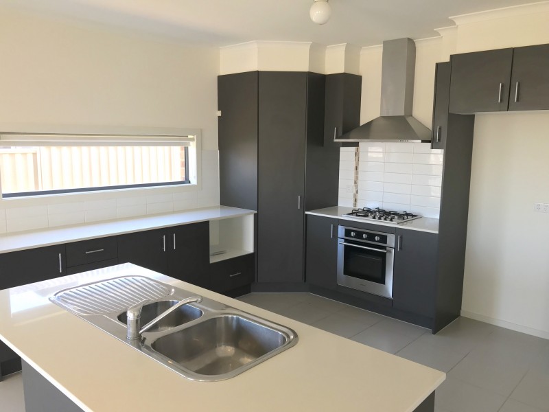 8 Keating Street, Pakenham VIC 3810