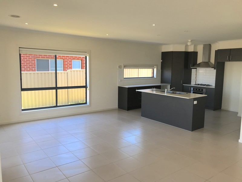 8 Keating Street, Pakenham VIC 3810