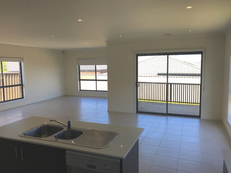 8 Keating Street, Pakenham VIC 3810